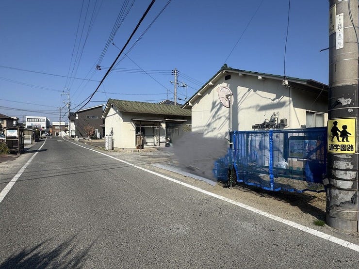 前面道路は幅員約5.7mあります。大きな車でも安心♪