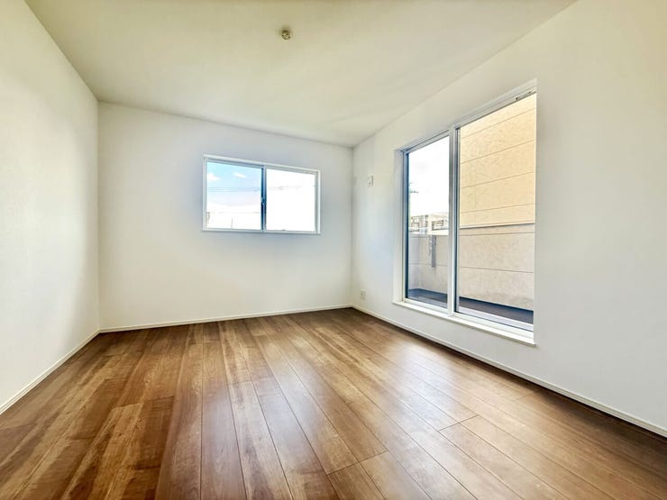 ◇8帖洋室◇
ご夫婦の主寝室に最適なお部屋です。十分な広さがあるので、大切なプライベート空間を素敵に演出できます。バルコニーが設けられ、奥行きがあるのでお部屋も広く感じられます。