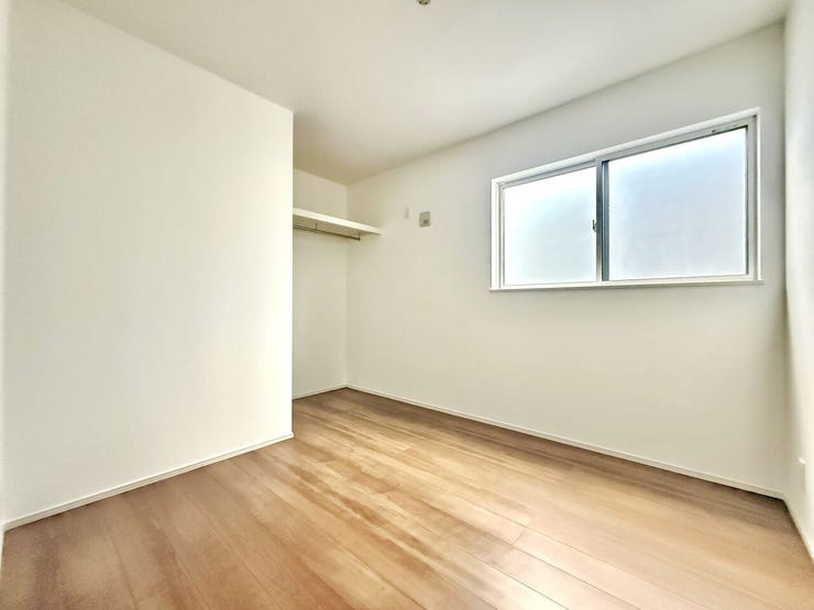 ◇4.5帖洋室◇
4.5帖の洋室は、お客様用のお部屋としてや趣味を楽しむためのお部屋など、様々な使い方をしていただけそうです。扉を開けていただきますと解放的です♪クローゼットも完備しています。