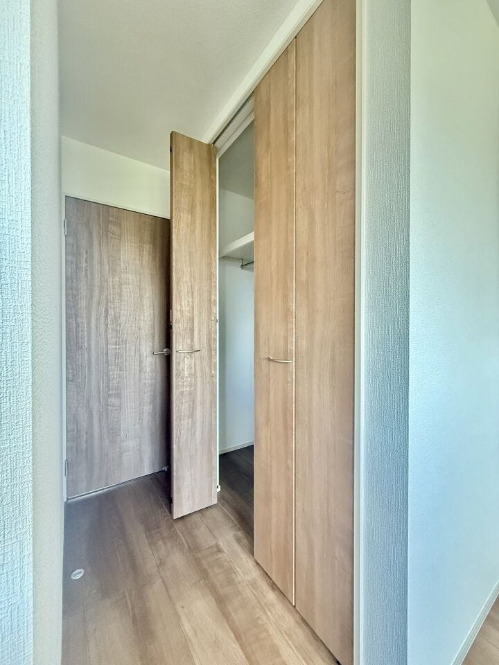 ◇クローゼット◇
クローゼットには枕棚とハンガーパイプを設置。大切なお洋服は傷まないよう、そのままかけて収納。お出かけの小物も枕棚ですっきり片付きます。