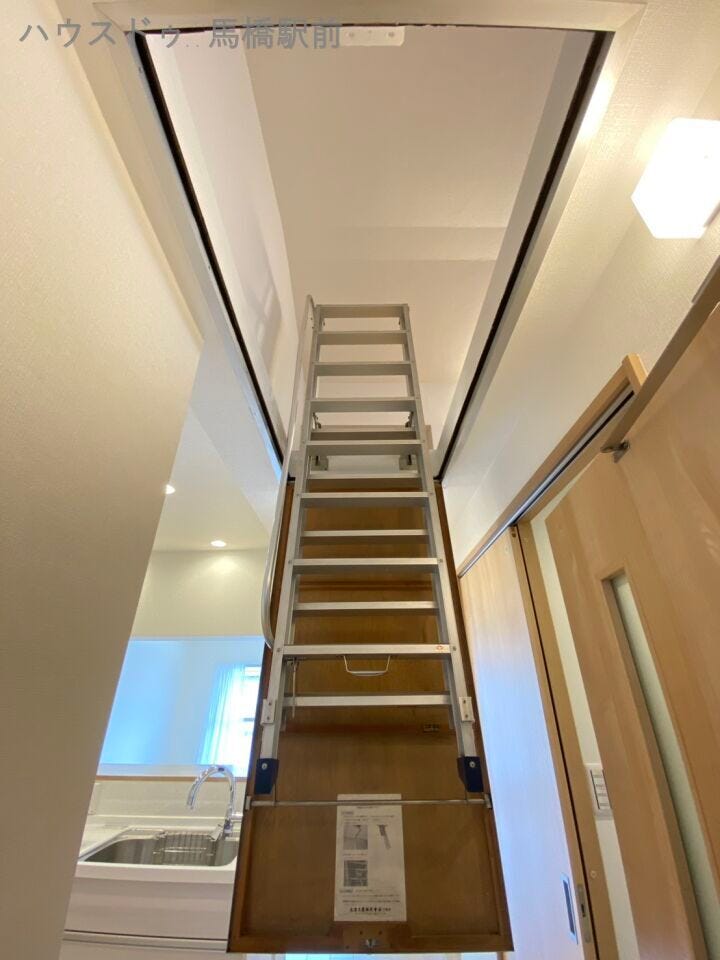 屋根裏収納