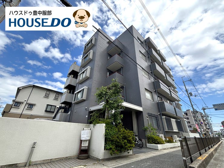 【外観】
阪急宝塚線「豊中」駅から徒歩約15分の便利な立地。エントランスはオートロック付きで安心のセキュリティ。ペット飼育も相談可能な魅力的な物件です!