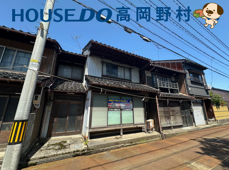 【外観】
前面道路は融雪装置付きで冬も安心。古家付き土地、建替え用地としてご検討ください。
