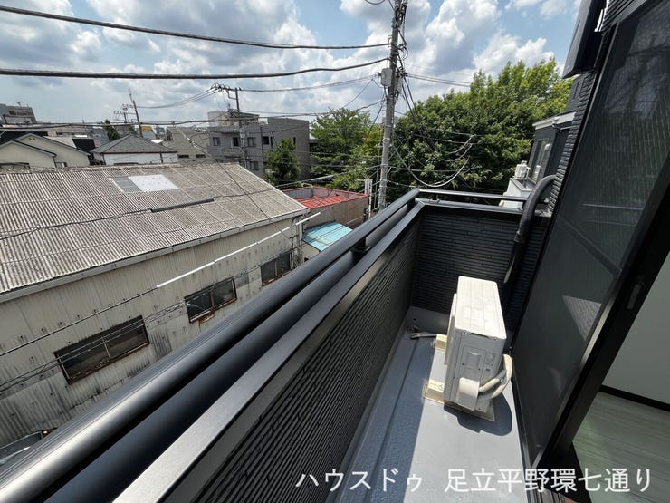 バルコニーから空を望む開放的な眺望。心地よい陽光と風を感じながら過ごせる住環境です。