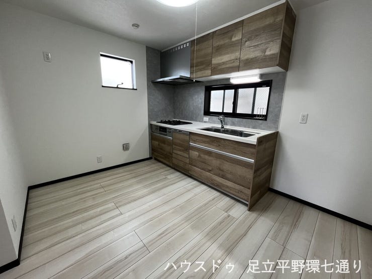 ゆとりあるキッチンスペースを確保。収納力のあるシステムキッチンで毎日の家事も快適です。