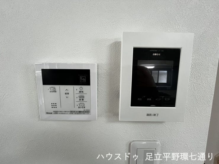 TVモニター付インターホンを設置。来訪者を確認でき、防犯面にも配慮された設備です。