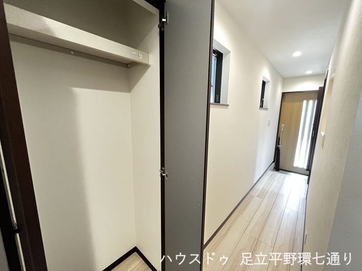 廊下収納を備え、掃除用品や日用品のストックなどをすっきり整理できる便利な空間です