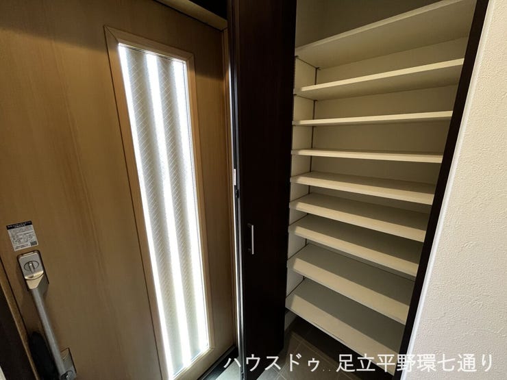 大容量のシューズボックス付き玄関。靴を整理しやすく、玄関まわりをすっきり保てます。