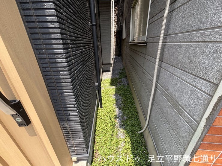 玄関まわりは明るい木目調アクセントを採用。上質感のあるファサードが住まいの印象を高めます。