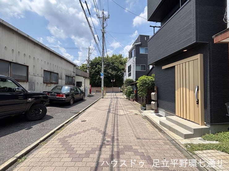 前面はゆとりある舗装道路。見通しの良い落ち着いた住環境で、快適な暮らしをサポートします。