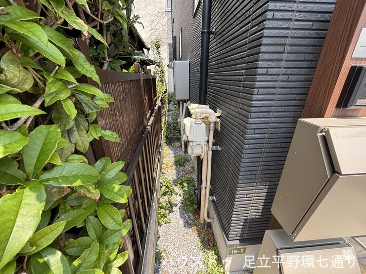 両側にスペースを確保しており、建物まわりの通風やメンテナンスにも配慮された設計です。