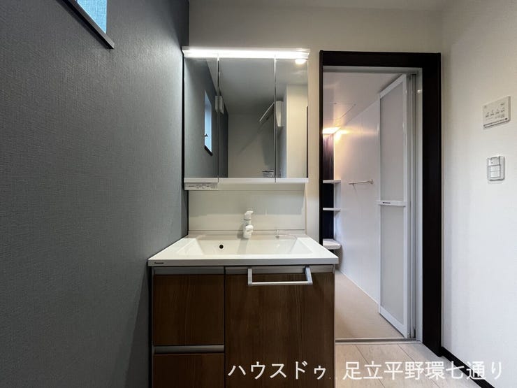 三面鏡付き洗面化粧台を採用。収納力も備え、身支度や毎日の家事を快適にサポートします。