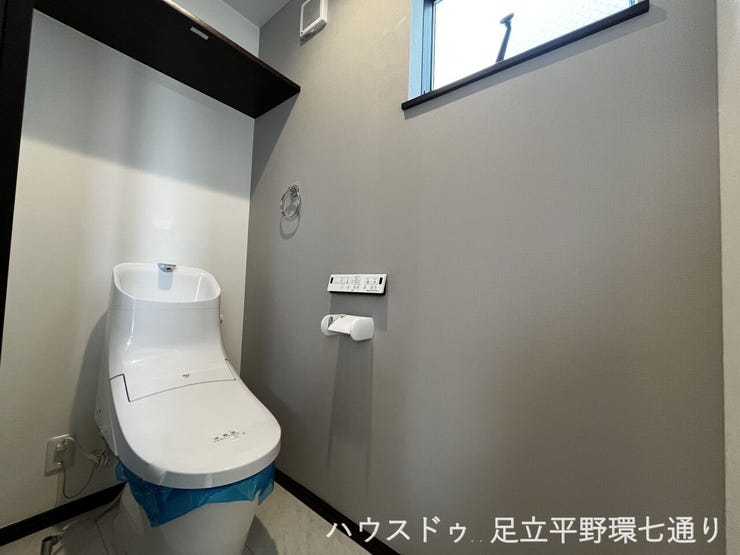 窓付きトイレは自然換気が可能。明るさも確保され、快適に利用できる空間です。