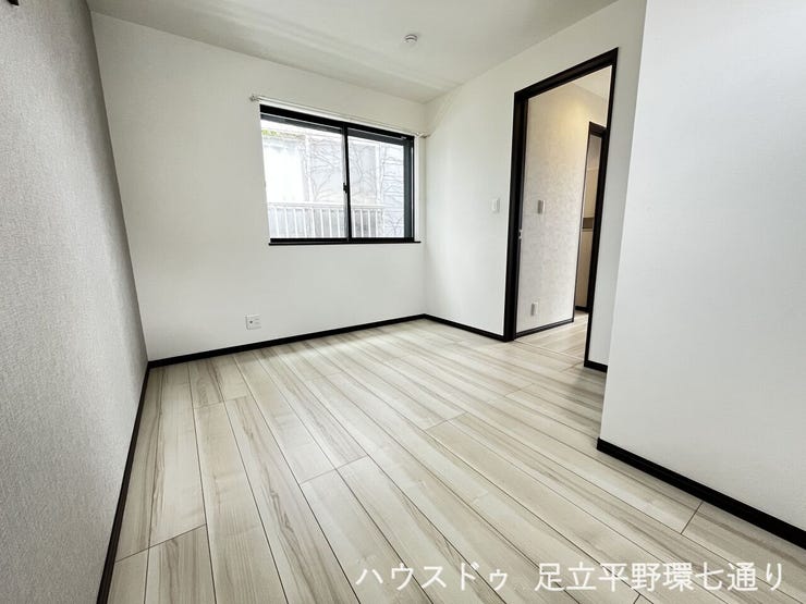 明るい洋室は家具配置がしやすい整形空間。寝室や子ども部屋、書斎としても活用できます。