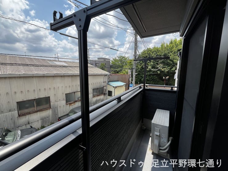 バルコニーは屋根付きで急な雨にも配慮。洗濯物干しスペースとしても使いやすい仕様です。