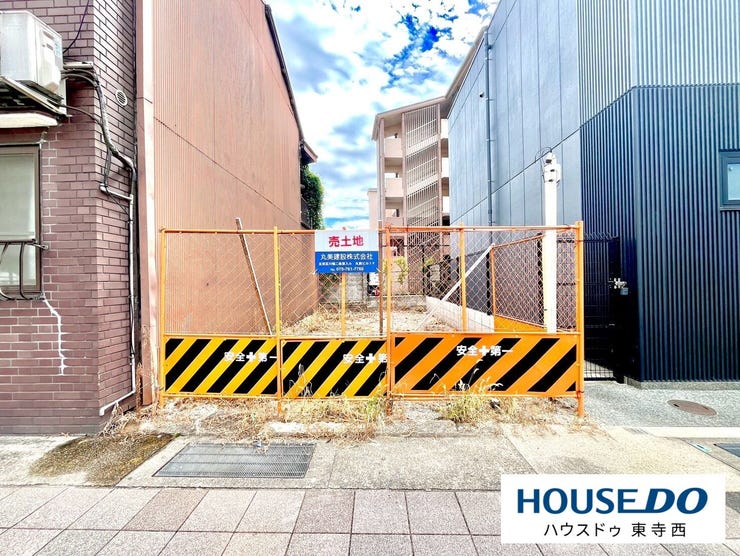 【外観】
京都駅徒歩8分。小型地12.02㎡で5,000万円。容積率600%で上層開発ポテンシャル高い。古家即解体可・南向き整形地で計画立案が容易。第二種住居地域で用途柔軟。小規模投資で高倍率活用案件。