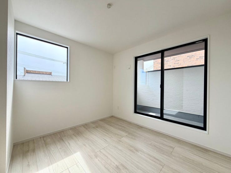 〈7.1帖〉
二面採光のため、日中も明るく気持ちよく過ごせる洋室です♪