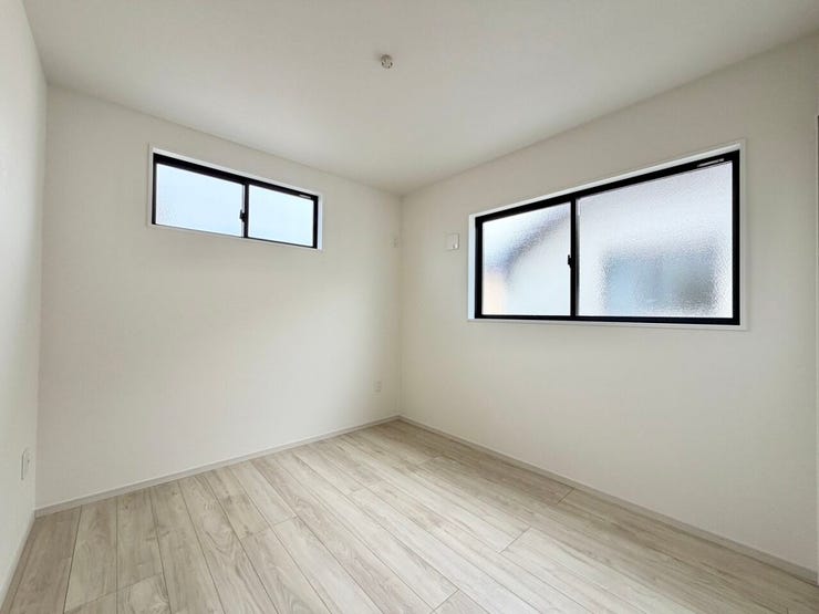 〈5.2帖〉
やさしい陽光が入る快適な洋室です♪