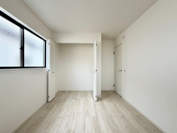 〈5.2帖〉
収納も備えた使い勝手の良い洋室です♪