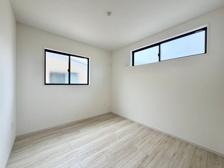 〈5.2帖〉
明るく気持ちよく過ごせる洋室空間です♪