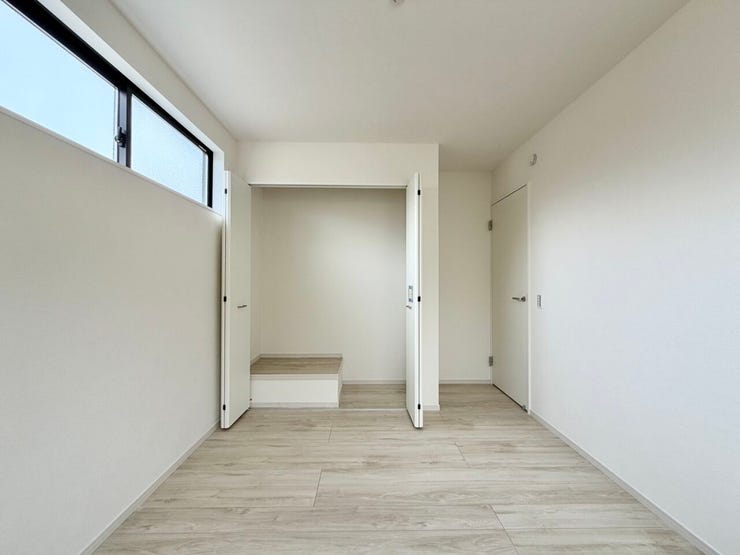 〈5.2帖〉
家具の配置もしやすい使いやすい洋室です♪