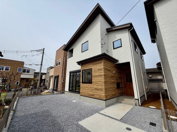 街並みに調和するシンプルで飽きのこない外観です♪