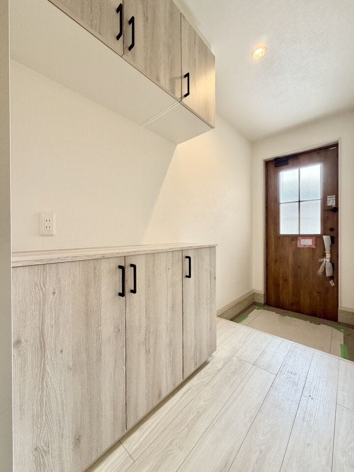 大きなシューズボックスでスッキリとした玄関♪人感センサーライト付きで夜の帰宅も安心♪