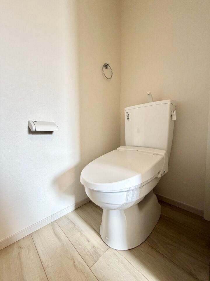 〈1階トイレ〉お手入れしやすい温水洗浄便座で、毎日快適♪