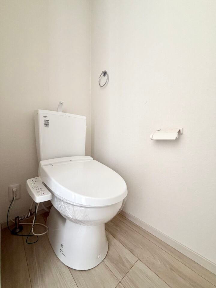 〈2階トイレ〉お手入れしやすい温水洗浄便座で、毎日快適♪