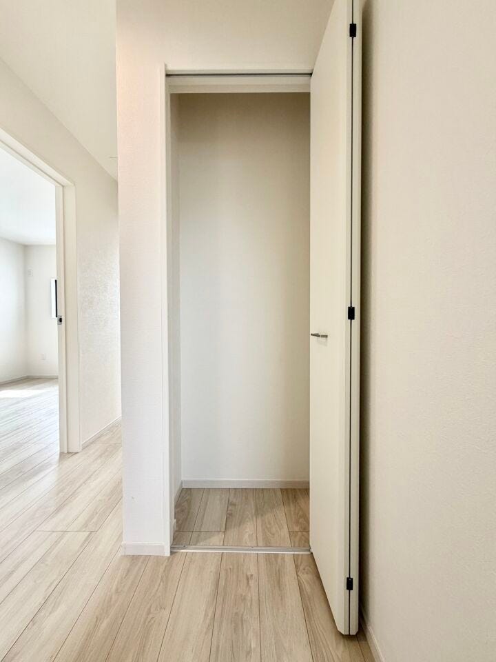 〈2階廊下収納〉豊富な収納で快適空間を保ちます♪