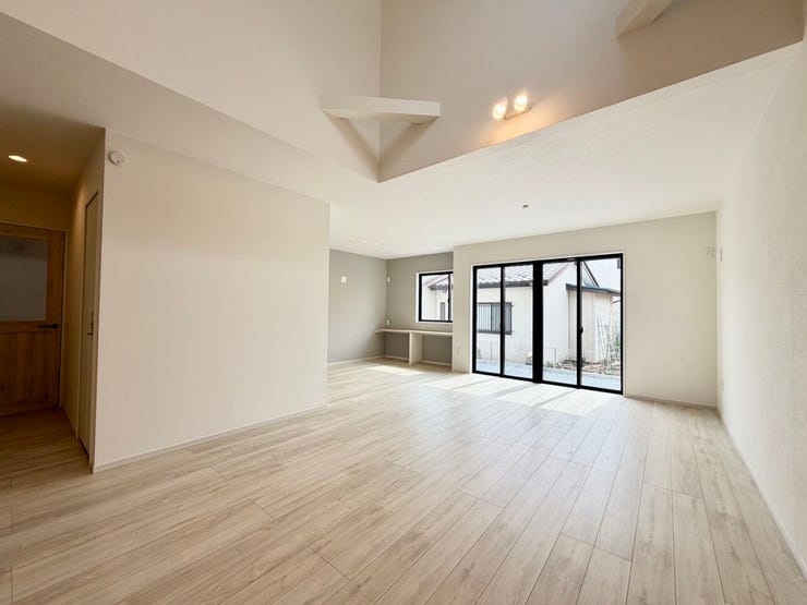 【リビング】
〈24.8帖〉
吹き抜けのある開放感たっぷりのリビングで、のびのびとした暮らしを楽しめます♪