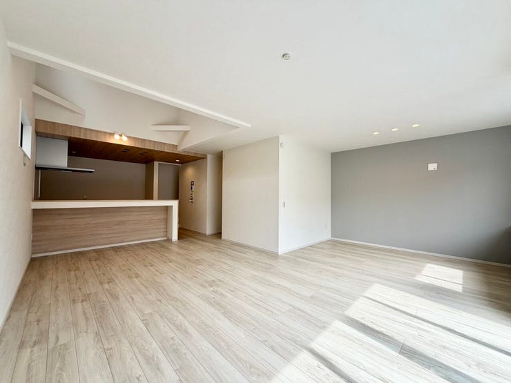 〈24.8帖〉
ゆとりある広さで、家族それぞれがくつろげる落ち着いたリビングです♪