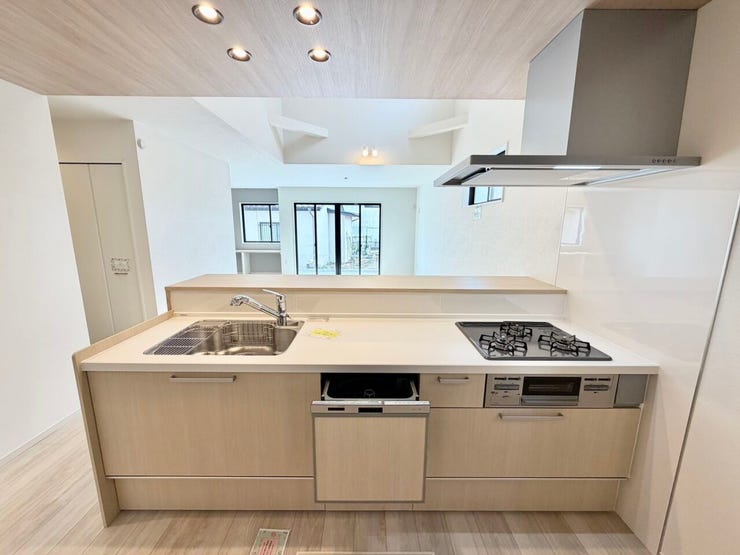 料理をしながら家族と会話を楽しめるオープンキッチン♪食器洗乾燥機付で忙しいママをサポート♪収納もたっぷりあるのできれいを保てます♪