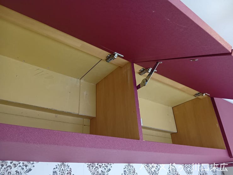 頭上のデッドスペースを活かした吊り戸棚を備えています。生活感の出やすい日用品やストック品を隠して収納でき、整然とした空間を保ちます。