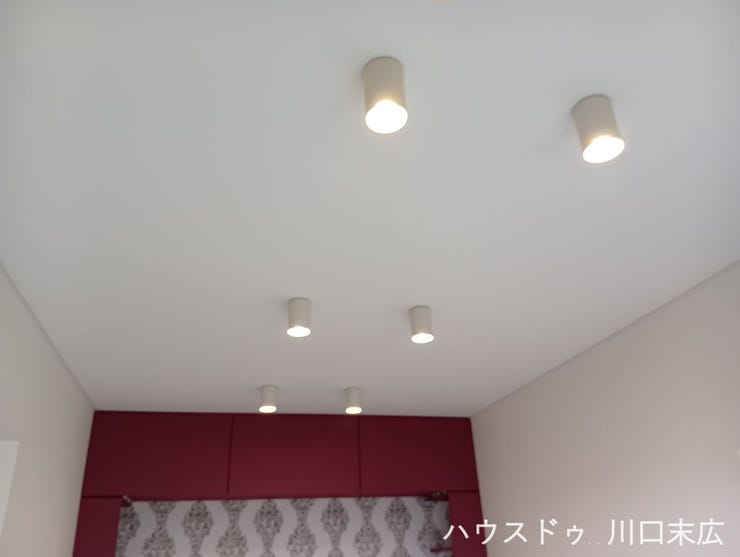 天井にはスタイリッシュなスポットライトタイプの照明器具が設置されています。空間全体をモダンに演出し、洗練されたライフスタイルを彩ります。