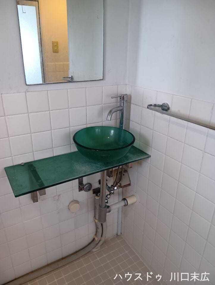 デザイン性に優れたガラス製の洗面ボウルを採用しています。ホテルライクな機能美を備え、毎日の身支度を上質な時間へと導くこだわりの設備です。