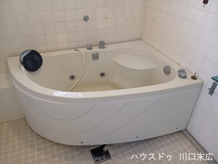 独特のフォルムが目を惹くバスタブを備えたバスルームです。一日の疲れを癒やすリラクゼーション空間として、ゆったりとしたプライベートタイムを演出します。