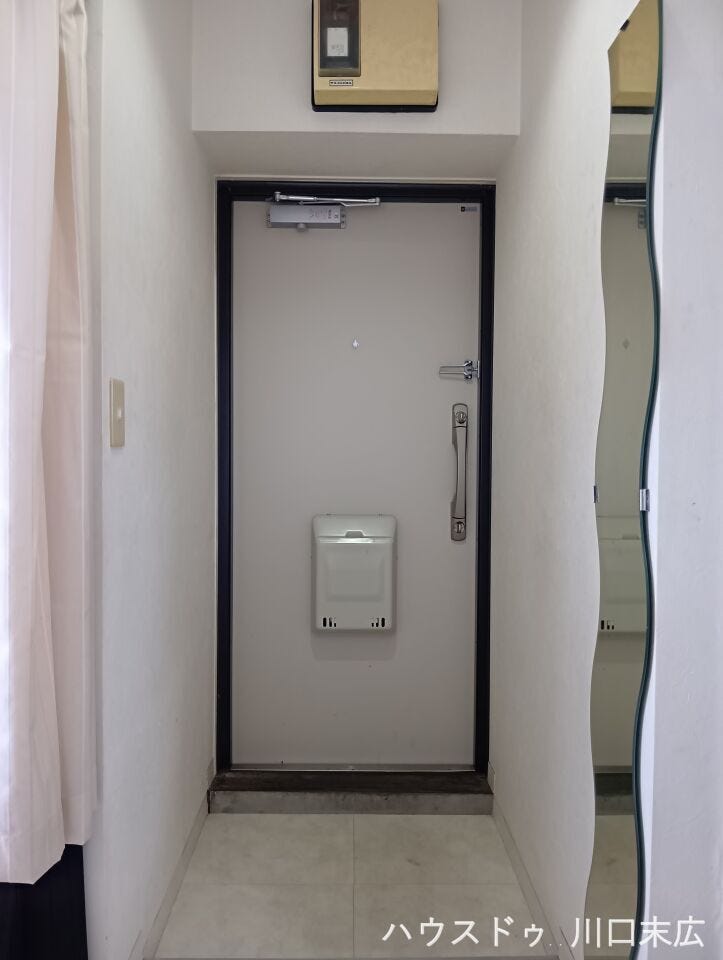 全身をチェックできる姿見ミラーを壁面に備えた玄関スペースです。お出かけ前の身だしなみ確認に重宝し、スムーズな外出をサポートします。