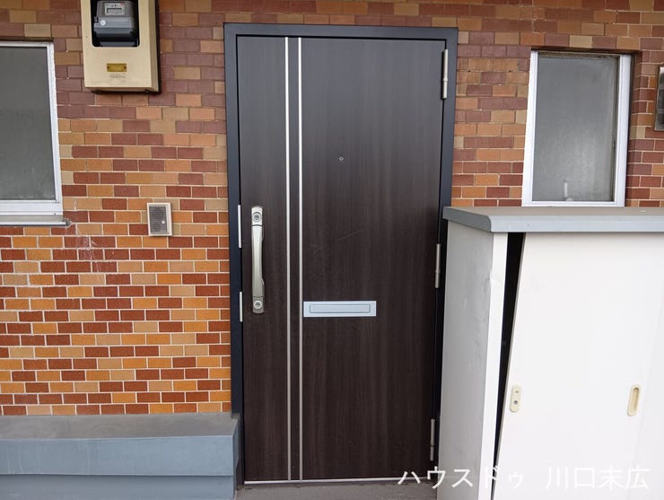 モダンなスリットデザインが施された重厚感のある玄関ドアです。住まいの顔として、毎日の帰宅を迎える上質なエントランスを形成しています。