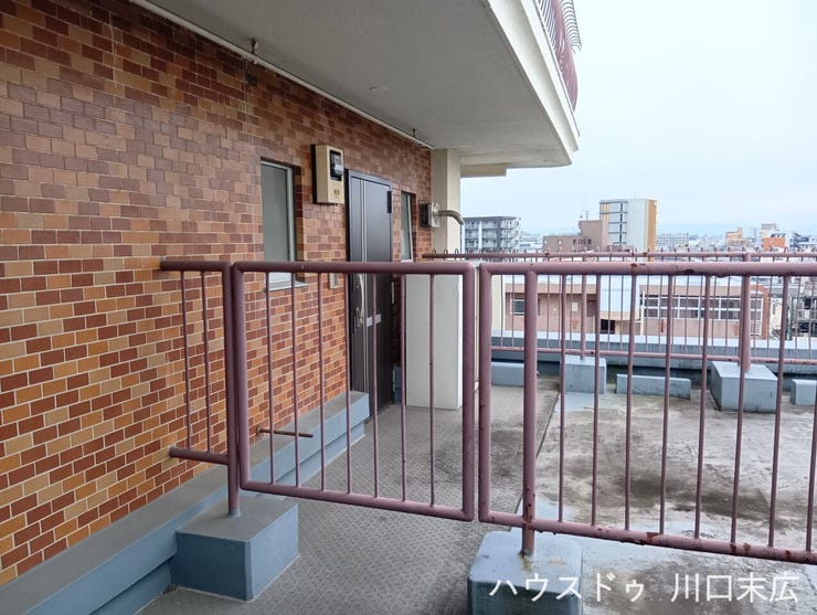 多彩な用途に活用できるテラススペースを備えています。屋外の空気を楽しみながらリフレッシュできる、プライベートなオープンエア空間です。