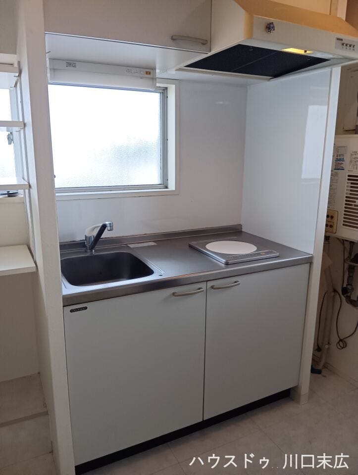 使い勝手の良いシステムキッチンを備えています。お手入れのしやすい素材を採用し、毎日の料理や後片付けをスムーズにサポートする機能的な設備です。