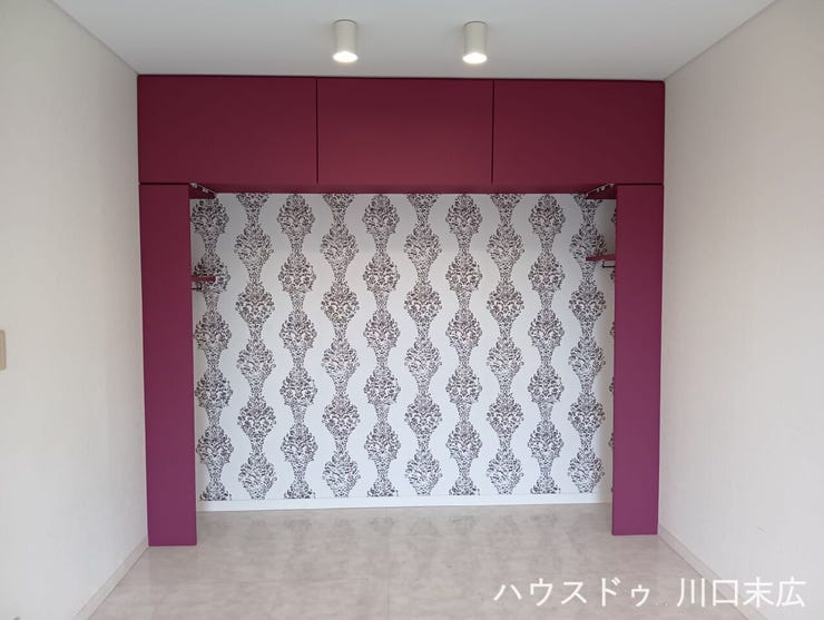 デザイン性の高いアクセントクロスを採用した居住空間です。洗練された内装デザインが、日常の暮らしに彩りを与え、自分好みのインテリアを楽しめます。