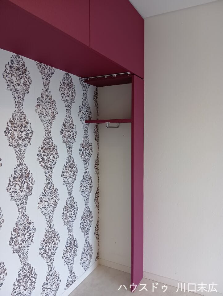 衣類や小物を整理整頓できる収納スペースを確保しています。お気に入りのワードローブをすっきりと収め、居住空間をより有効に活用できる設計です。