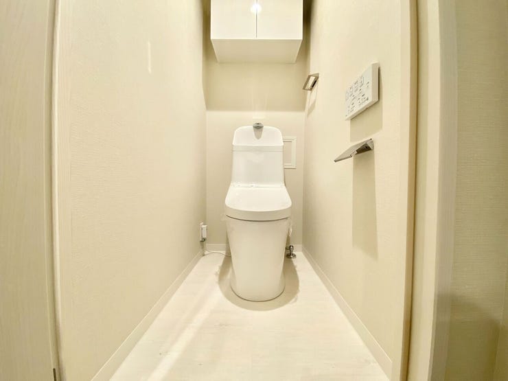 温水洗浄便座付きのトイレ。上部収納もあり、空間をすっきり保てます♪