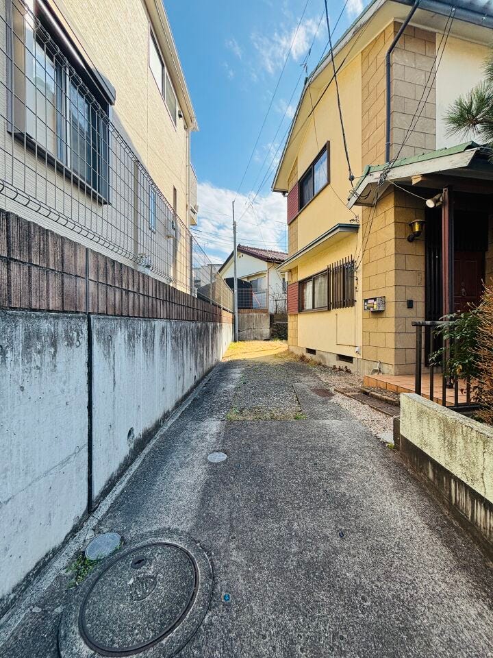 物件周辺は落ち着いた雰囲気の住宅街。前面道路は隣地所有者方の出入りがほとんどで、小さなお子様がいるご家庭でも安心です。近隣にはスーパーやクリニックも点在しており、利便性と静穏さを兼ね備えた立地です。