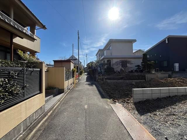 幅員約4mの北側前面道路です。普通車が1台通れる幅となります。大型車の通行が少ないので、振動や騒音が抑えられます。