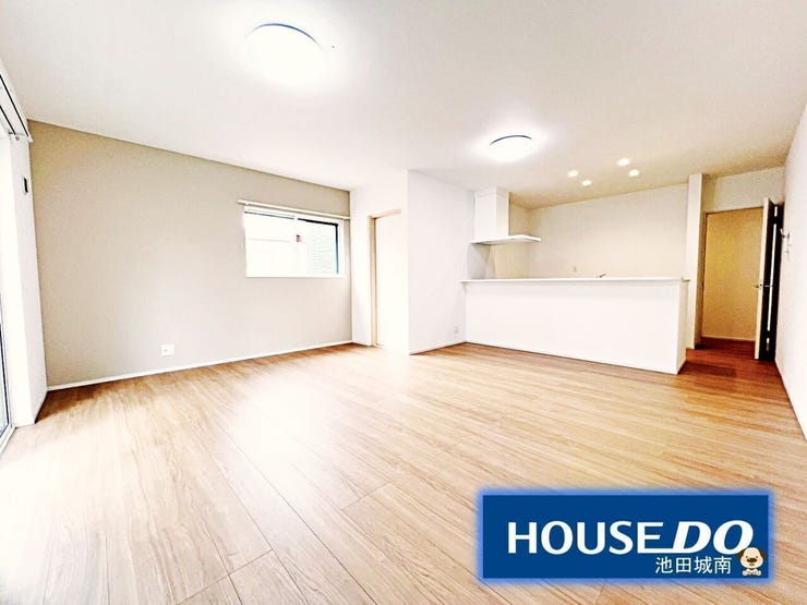 白基調のアクセントクロスが映えるリビング♪♪