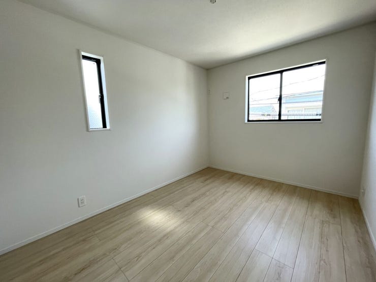◇洋室6帖◇
2面採光のお部屋は明るく風通しが良いです♪
収納もしっかり出来ますよ!