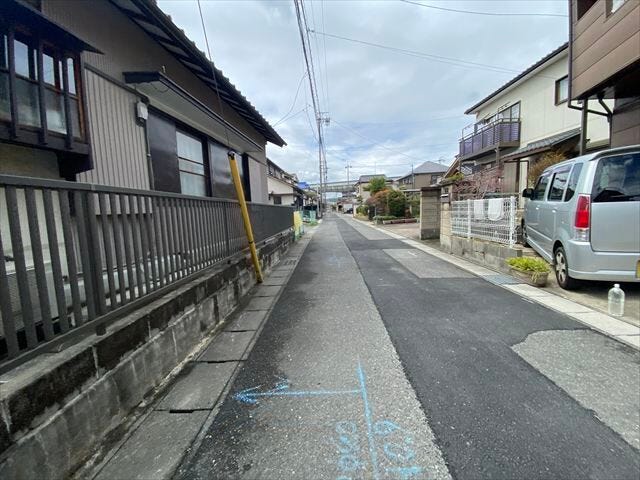 幅員約4mの北側前面道路です。車がすれ違うには厳しい道幅ですが、車はスピードを抑えて走行するので、お子様にも安全な道幅となっています。