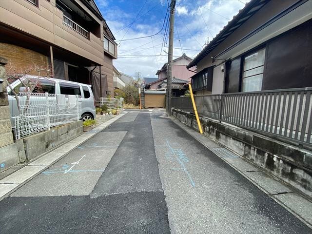 普通車が1台通れる幅となります。大型車の通行が少ないので、振動や騒音が抑えられます。